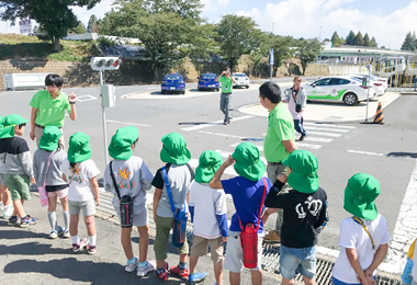 地域の幼稚園、小学生を招いての交通安全教室