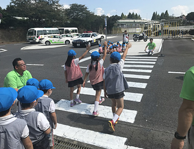 幼稚園児交通安全教室を開催しました。