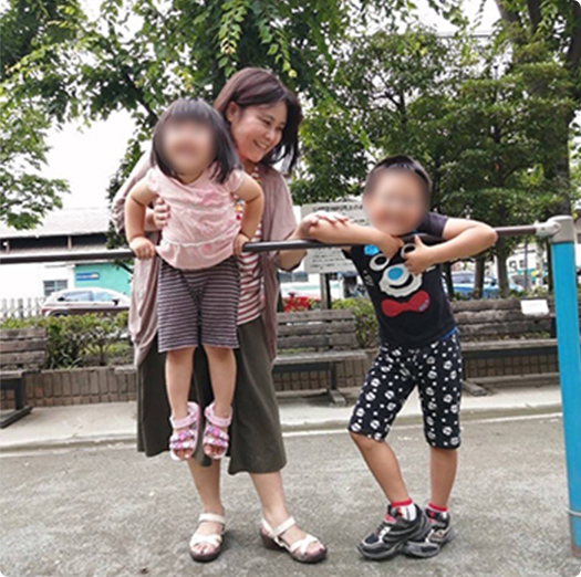 6 30起床 子供に起こされ 朝食 兄妹喧嘩の仲裁 9 00子供の勉強を見る 一時的に子守疲れで気絶 笑 その後 長男の勉強を見る 13 00公園へ 昼食後ママ友と一緒に公園に行き 子供たち同士を公園で遊ばせる 兄妹喧嘩の仲裁 また地域交流